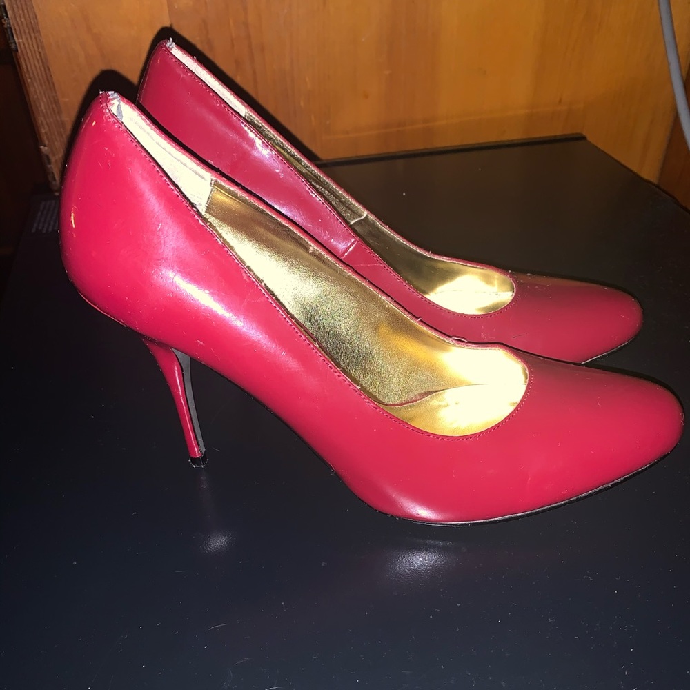 Red pumps - Picture 1 of 1